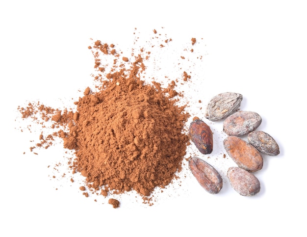 Poudre de cacao et graines isolés sur fond blanc