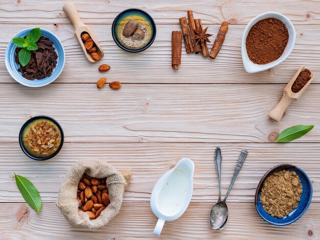 Poudre de cacao et grains de cacao sur fond de bois