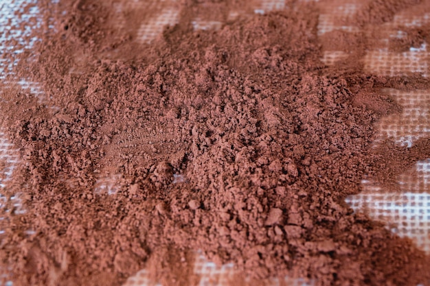 Poudre de cacao isolée sur un tapis de cuisson en silicone