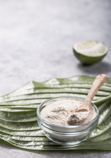 Poudre de collagène en verre avec une tranche de citron vert; Vitamine C . Les suppléments de collagène peuvent améliorer la santé de la peau en réduisant les rides et la sécheresse.