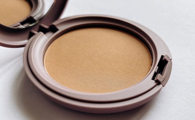 Poudre compacte pour le maquillage de couleur naturelle libre isolé sur fond blanc