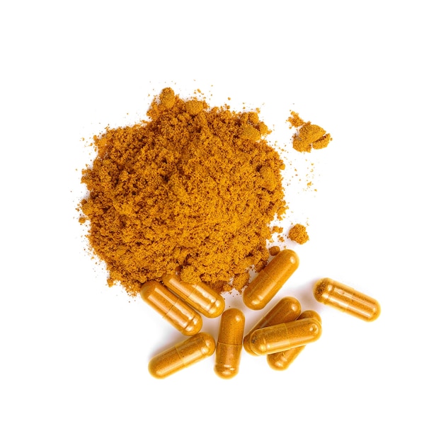 Poudre de curcuma et capsules de curcuma sur fond blanc.vue de dessus