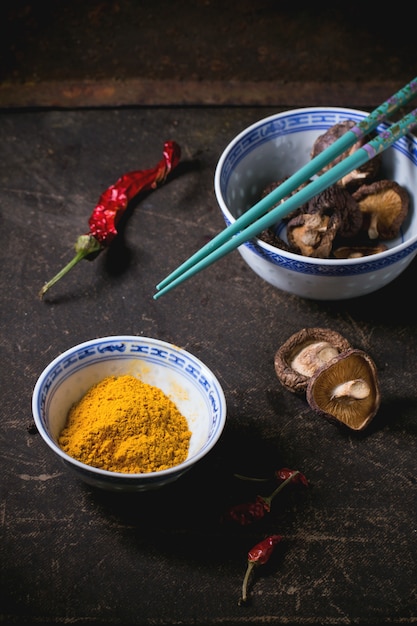 Poudre de curcuma et champignons shiitake