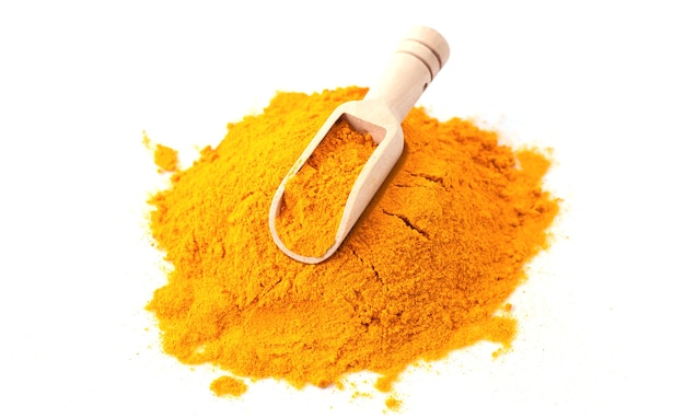 Poudre de curcuma ou de curcuma avec cuillère en bois isolé sur fond blanc