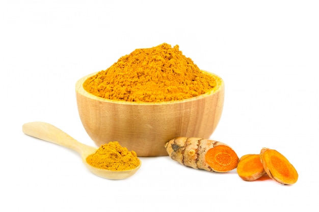 Poudre de curcuma et curcuma isolé sur blanc