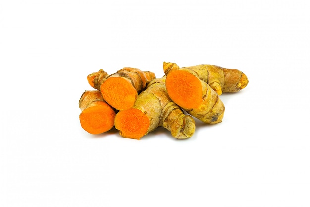 Poudre de curcuma et curcuma isolé sur blanc