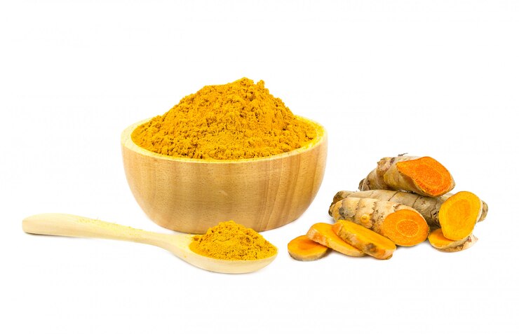 Photo poudre de curcuma et curcuma isolé sur fond blanc