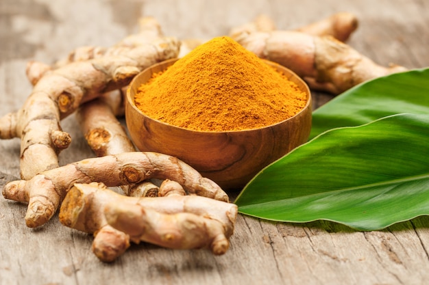 Poudre De Curcuma Dans Des Bols En Bois Sur Une Table En Bois