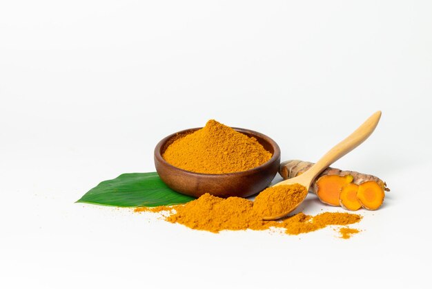 La poudre de curcuma est une herbe naturelle et est un ingrédient pour la cuisine. La couleur de la poudre de turmeric est jaune quand elle est sèche et verte quand elle est crue. Le curry asiatique comme l'indien a une poudre jaune.