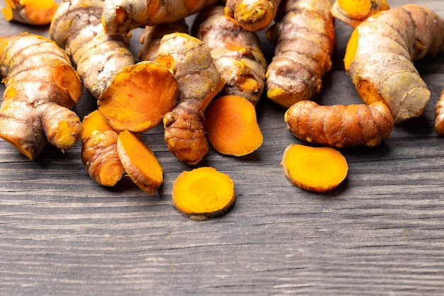 La poudre de curcuma est une herbe naturelle et est un ingrédient pour la cuisine. La couleur de la poudre de turmeric est jaune quand elle est sèche et verte quand elle est crue. Le curry asiatique comme l'indien a une poudre jaune.