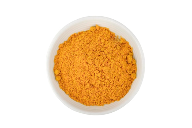 Poudre de curcuma sur fond blanc