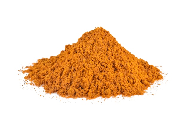 Poudre de curcuma sur fond blanc