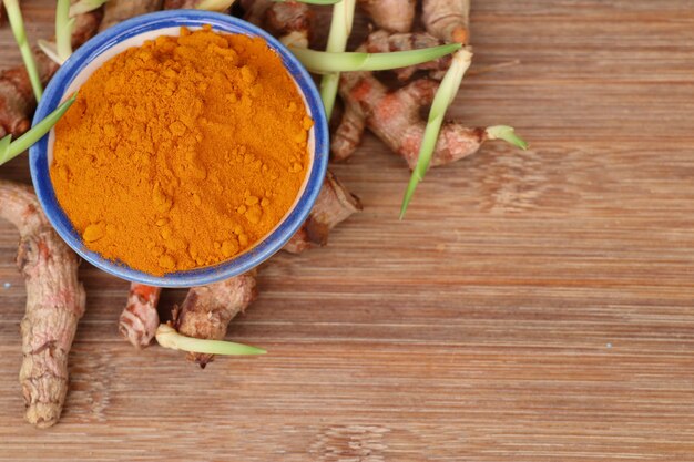 Poudre de curcuma avec germe