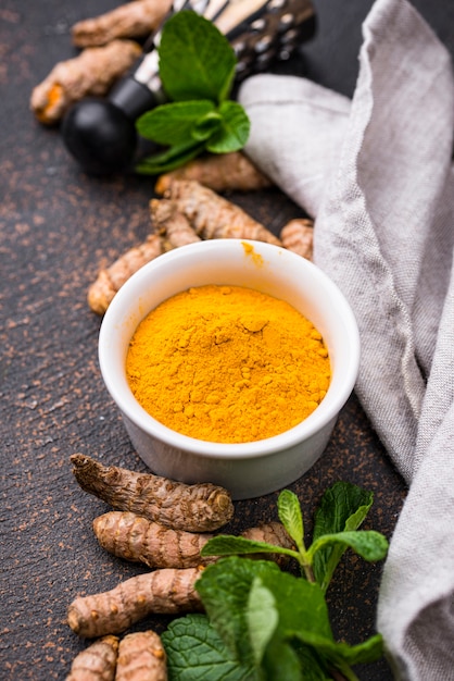 Poudre de curcuma et racine de curcuma