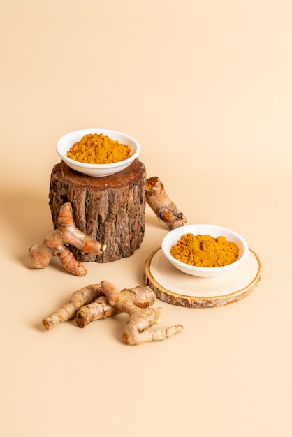 Poudre de curcuma sur une tasse blanche