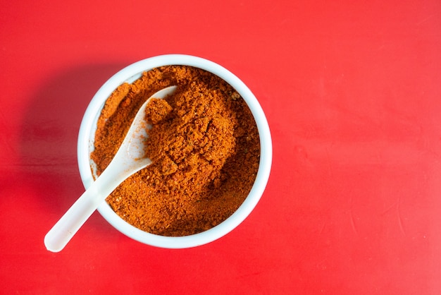 Poudre d&#39;épices aux herbes de chili rouge mala comme ingrédient culinaire ou garniture alimentaire dans un bol avec une cuillère