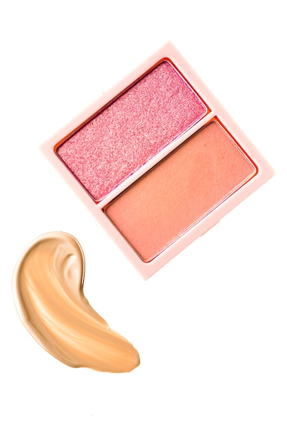 Poudre de fard à paupières ou palette de maquillage fard à joues comme fard à paupières de frottis cosmétique rose et orange à plat et l ...