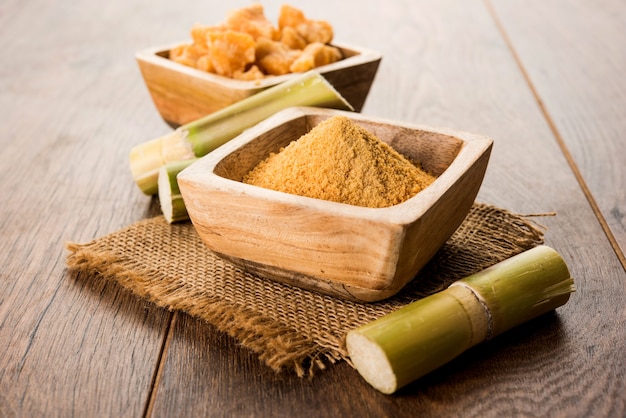 La poudre de gour ou de jaggery biologique est du sucre non raffiné obtenu à partir de jus de canne à sucre concentré. servi dans un bol. mise au point sélective