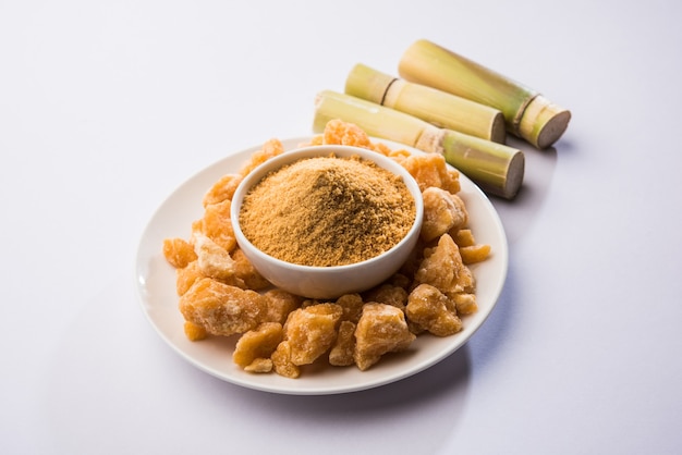 La poudre de gour ou de jaggery biologique est du sucre non raffiné obtenu à partir de jus de canne à sucre concentré. servi dans un bol. mise au point sélective