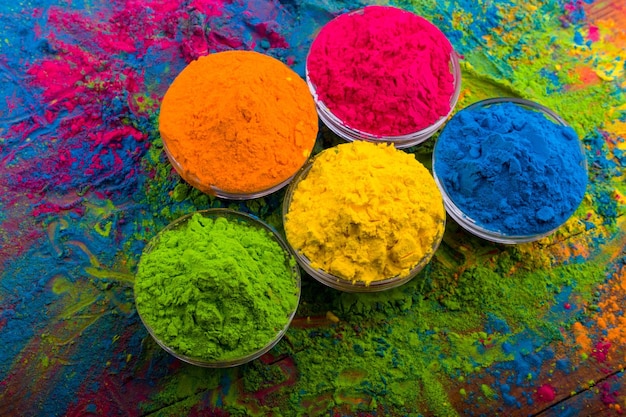 Photo la poudre holi traditionnelle colorée dans des bols happy holi concept festival indien des couleurs