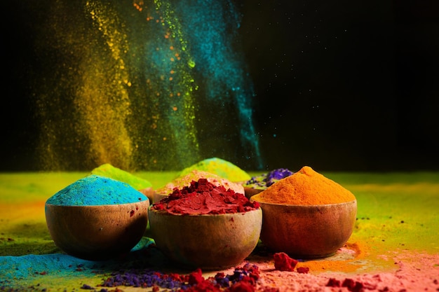 La poudre Holi traditionnelle colorée dans des bols Happy Holi Concept Festival indien des couleurs