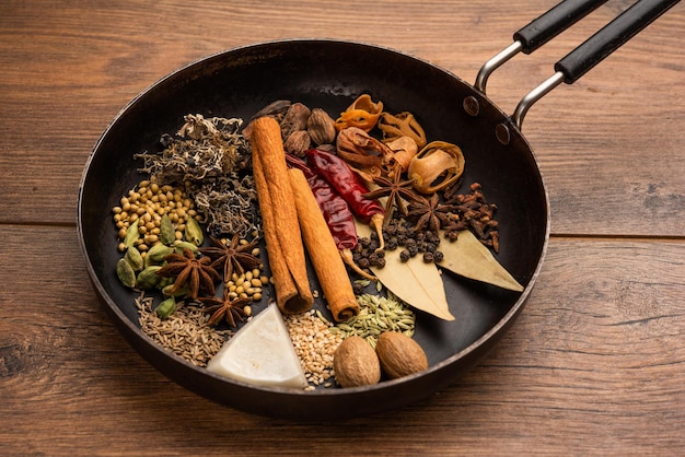 Poudre indienne de garam masala et épices colorées. mise au point sélective