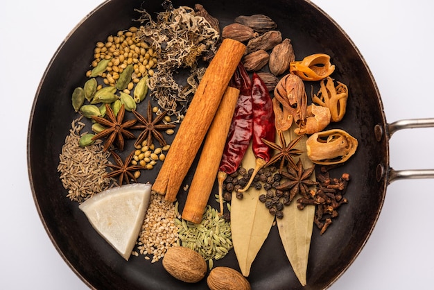 Poudre indienne de garam masala et épices colorées. mise au point sélective