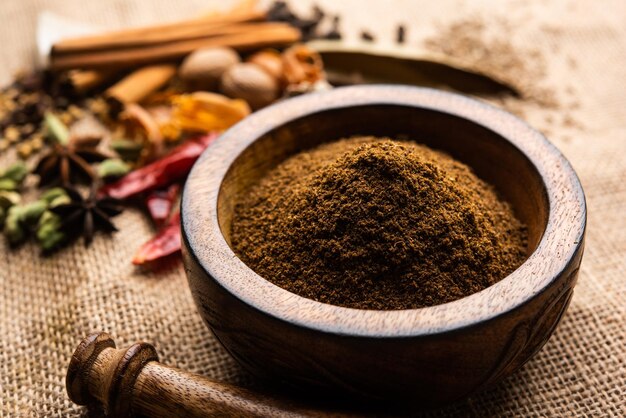 Poudre indienne de garam masala et épices colorées. mise au point sélective