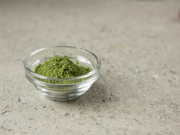 Poudre de matcha Dalgona sur fond gris avec espace de copie