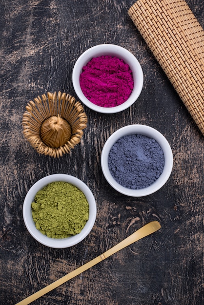 Photo poudre de matcha verte, bleue et rose