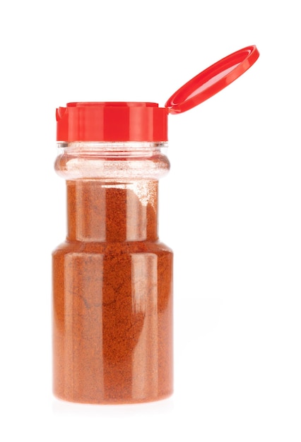 poudre de paprika bouteille isolé sur fond blanc.