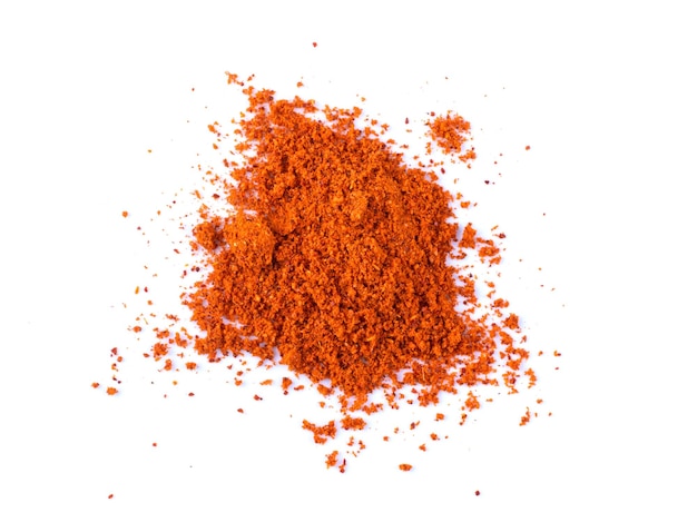 Poudre de paprika sur fond blanc