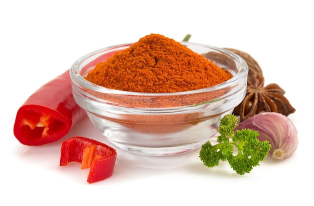 Poudre de paprika isolé sur blanc