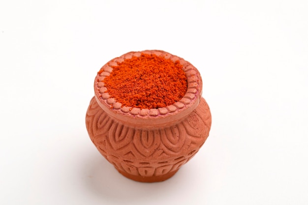 Poudre de piment rouge dans un bol avec piment rouge sec