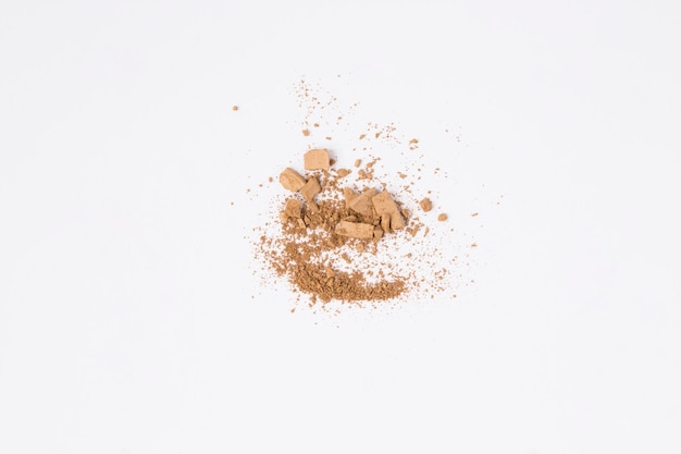 Poudre pour le visage beige sur fond blanc Vue de dessus Espace de copie