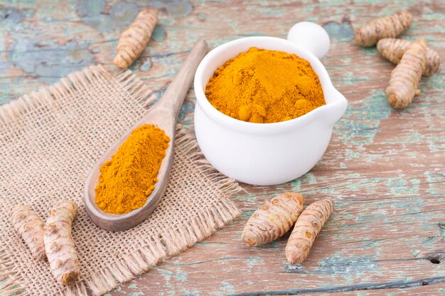 Poudre et racines de curcuma