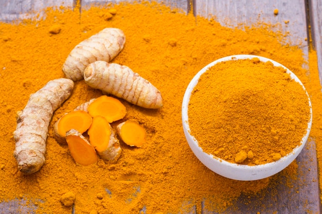 Poudre et racines de curcuma