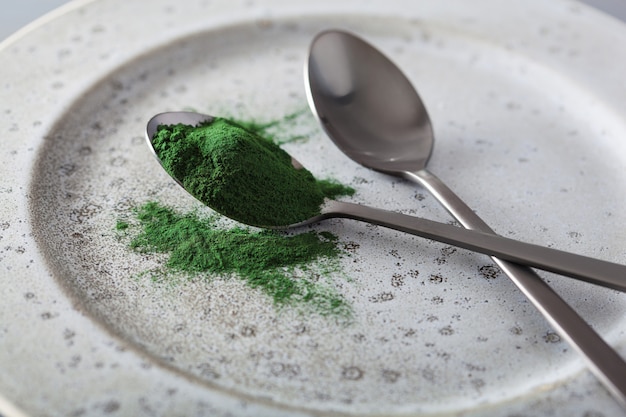 Poudre de spiruline dans une cuillère