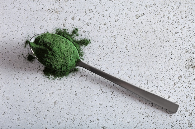 Poudre de spiruline dans une cuillère