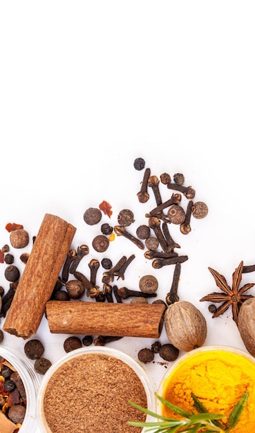 Poudre de table et épices alimentaires en studio isolé sur fond blanc maquette Assaisonnement de curcuma condiments de cuisine et variété d'herbes végétales dans des bols pour le brunch alimentation saine ou saveur de cuisine