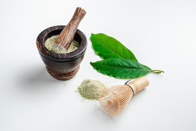 Poudre de thé vert Matcha Feuille de thé vert biologique isolé sur fond blanc Produit biologique