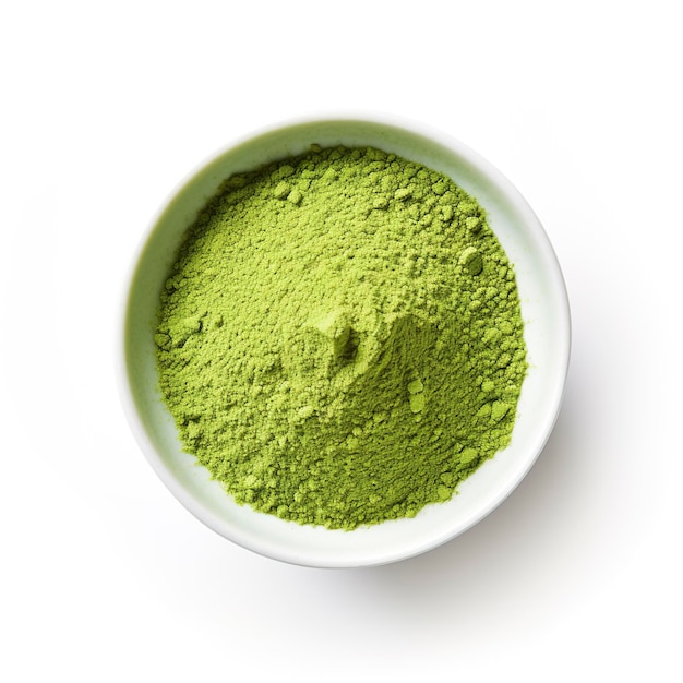 Poudre de thé vert Matcha sur fond blanc uni