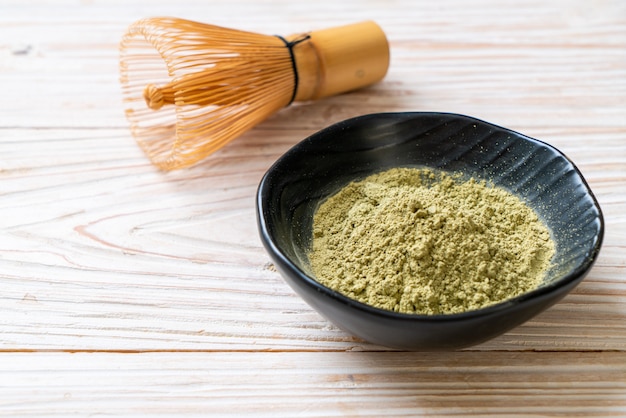 poudre de thé vert matcha avec fouet