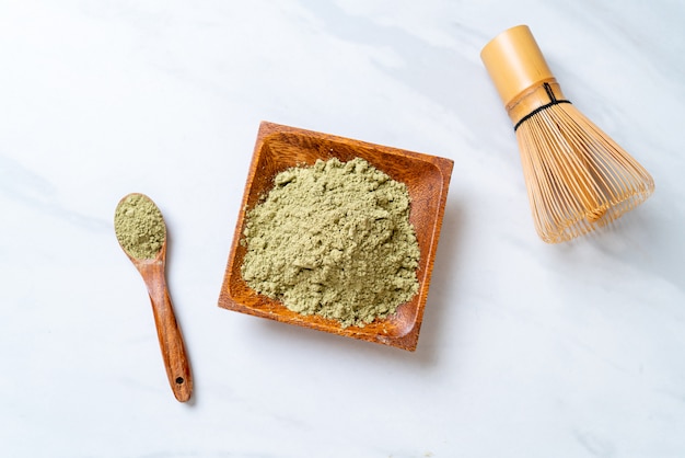 poudre de thé vert matcha avec fouet