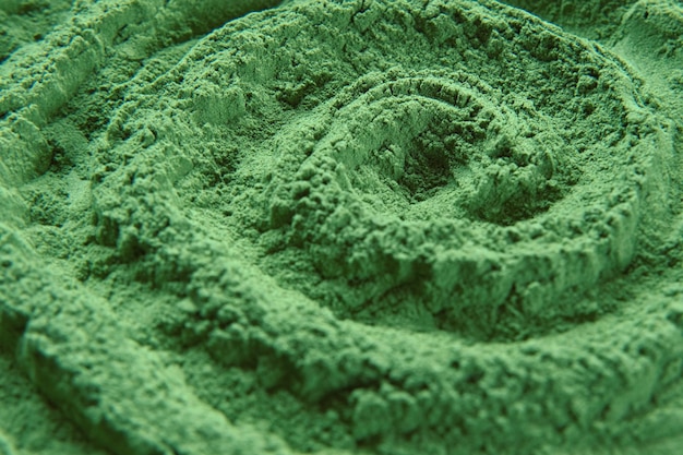 La poudre verte d'algues Chlorella ou spiruline tourne en rotation Complément alimentaire pour améliorer la santé Super aliment aux algues Contexte alimentaire sain Vitamines et minéraux à l'alimentation Detox Close up