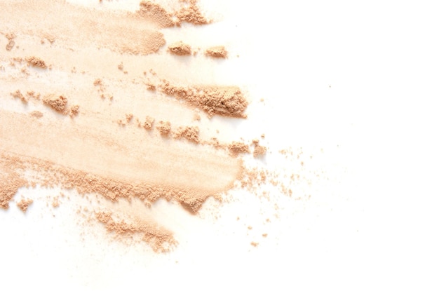 Poudre de visage écrasée beige pour le maquillage comme échantillon de produit cosmétique isolé sur fond blanc Image