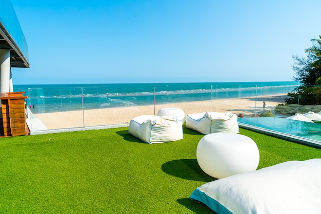 Pouf de plage sur balcon avec mer