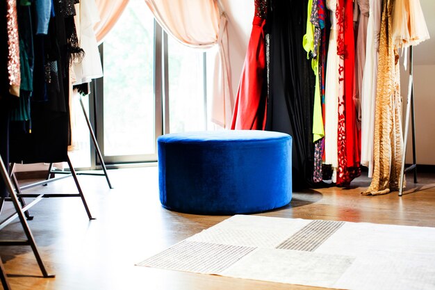 Photo le pouf rond bleu, situé au milieu de la pièce dans le magasin