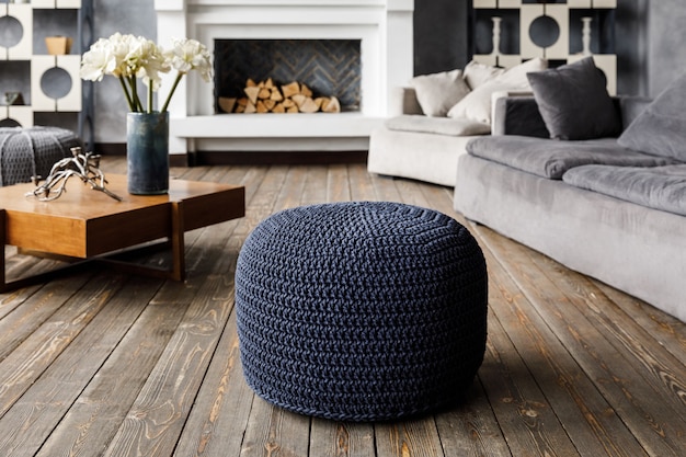 Pouf tricoté sur un salon moderne