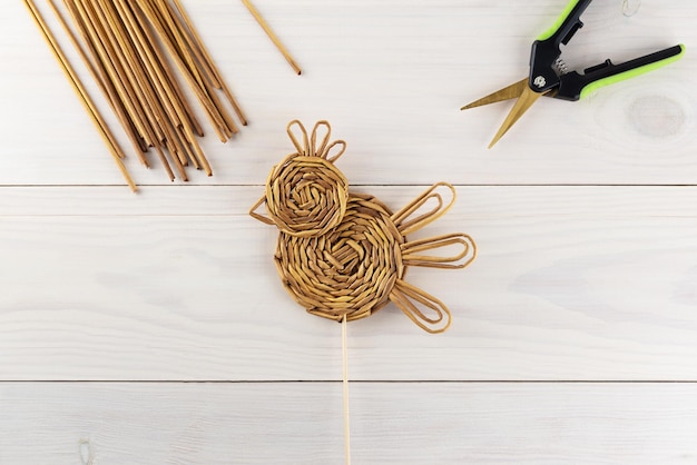 Poule d'une vigne en papier sur une table en bois Vue de dessus d'orientation horizontale